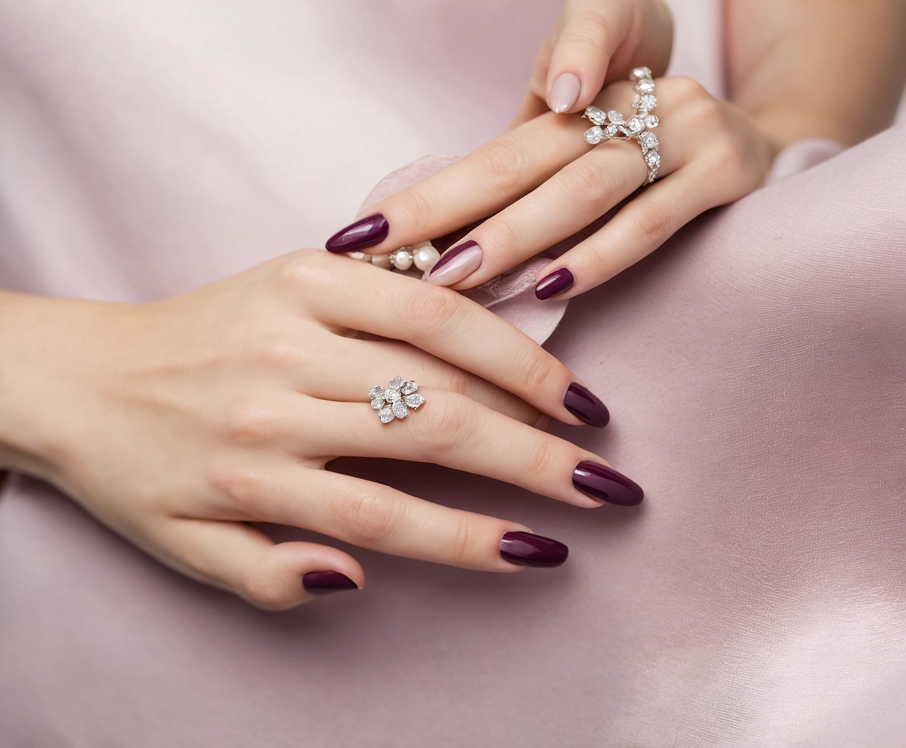 Diseño elegante de uñas acrílicas y semipermanentes